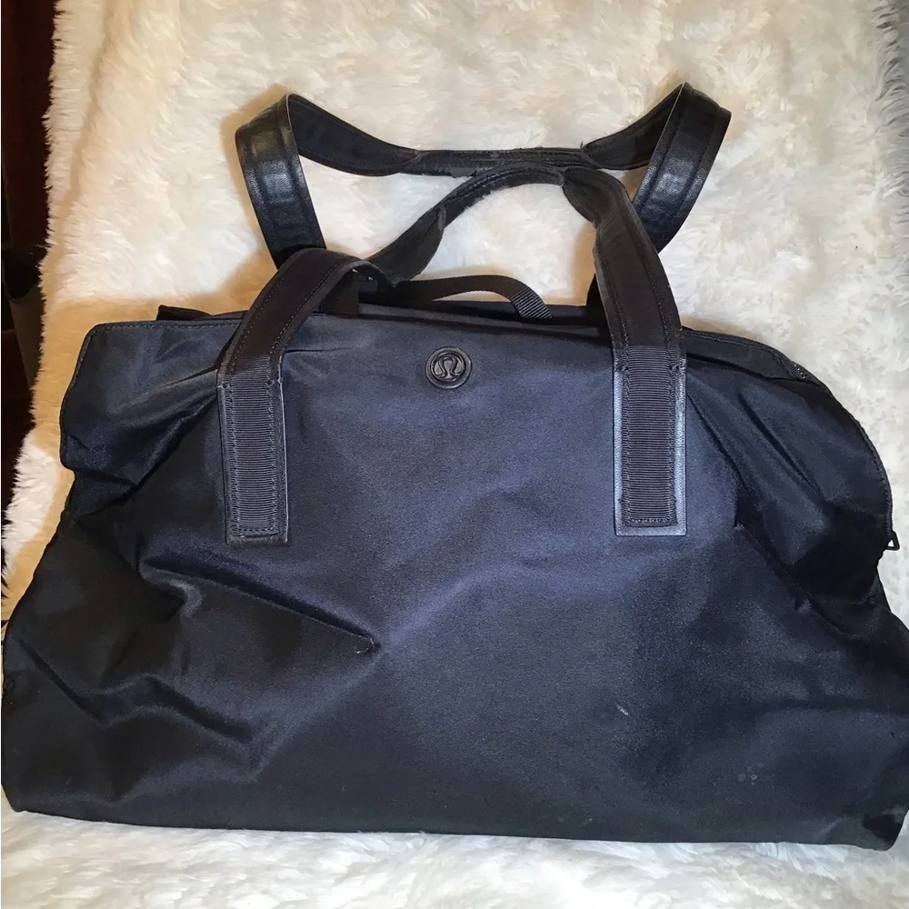lululemon womens gym bag 20th Anniversary Small Reusable Tote Carryall (B0858Y2GJ8) This duffle has ample storage to pack sweat essentials and cushioned straps to maximize commuting comfort Lululemon All Day Duffel *Heatproof